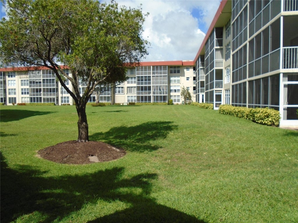 3165 NE 48th #110 Lighthouse Point, FL 33064