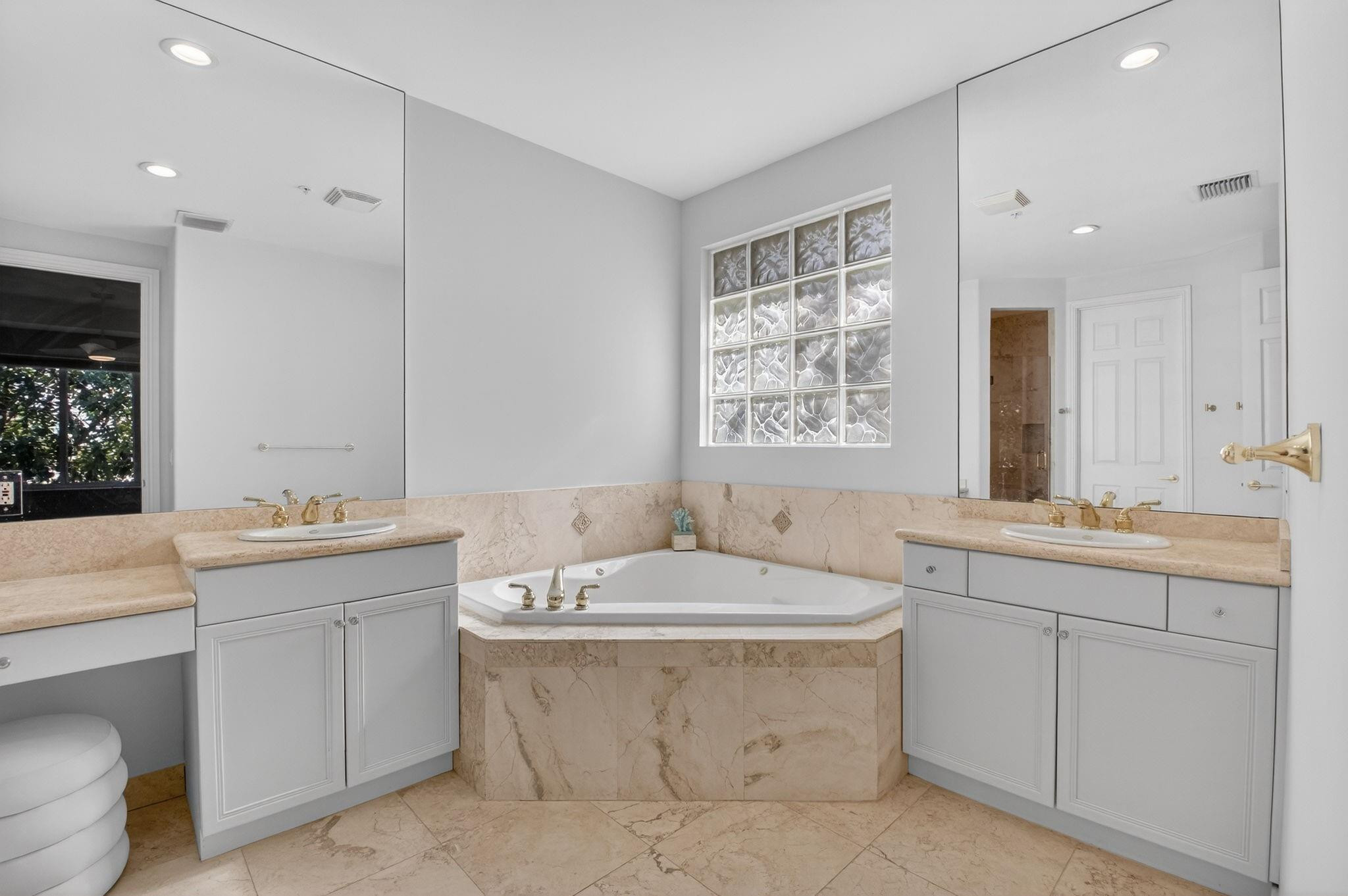 23 Royal Palm #18 Boca Raton, FL 33432