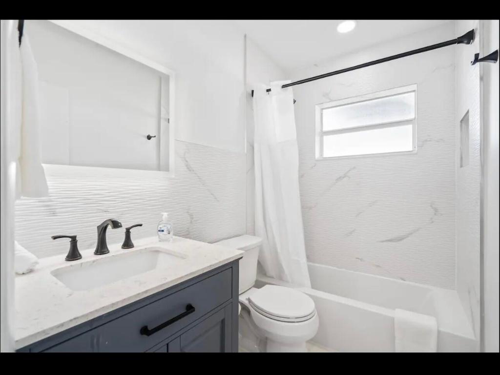 5040 NE 22nd Lighthouse Point, FL 33064