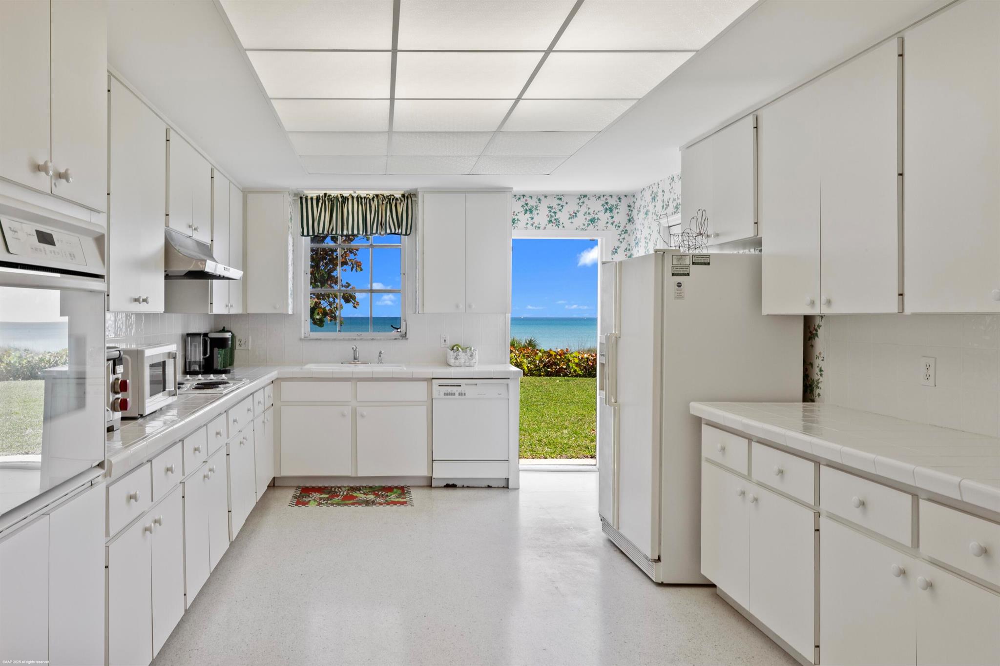 15 S Beach Rd Jupiter Island, FL 33455