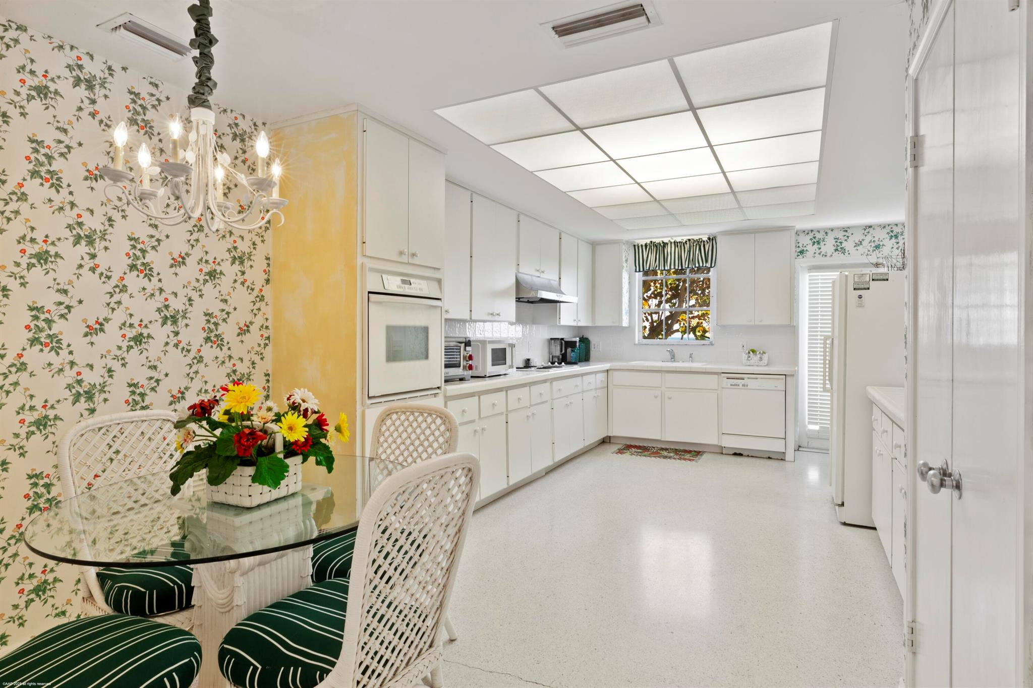 15 S Beach Rd Jupiter Island, FL 33455