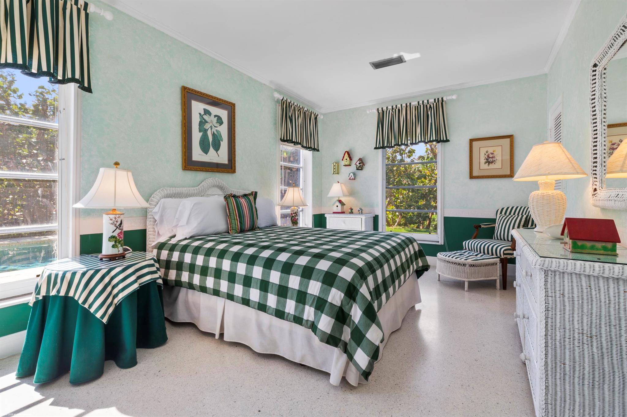 15 S Beach Rd Jupiter Island, FL 33455