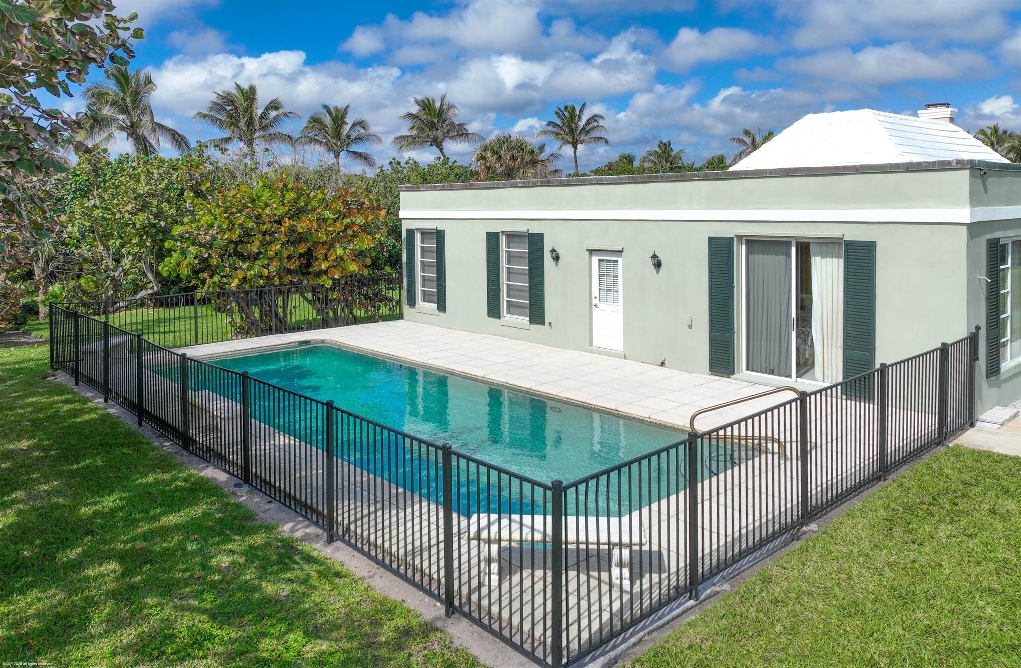 15 S Beach Rd Jupiter Island, FL 33455