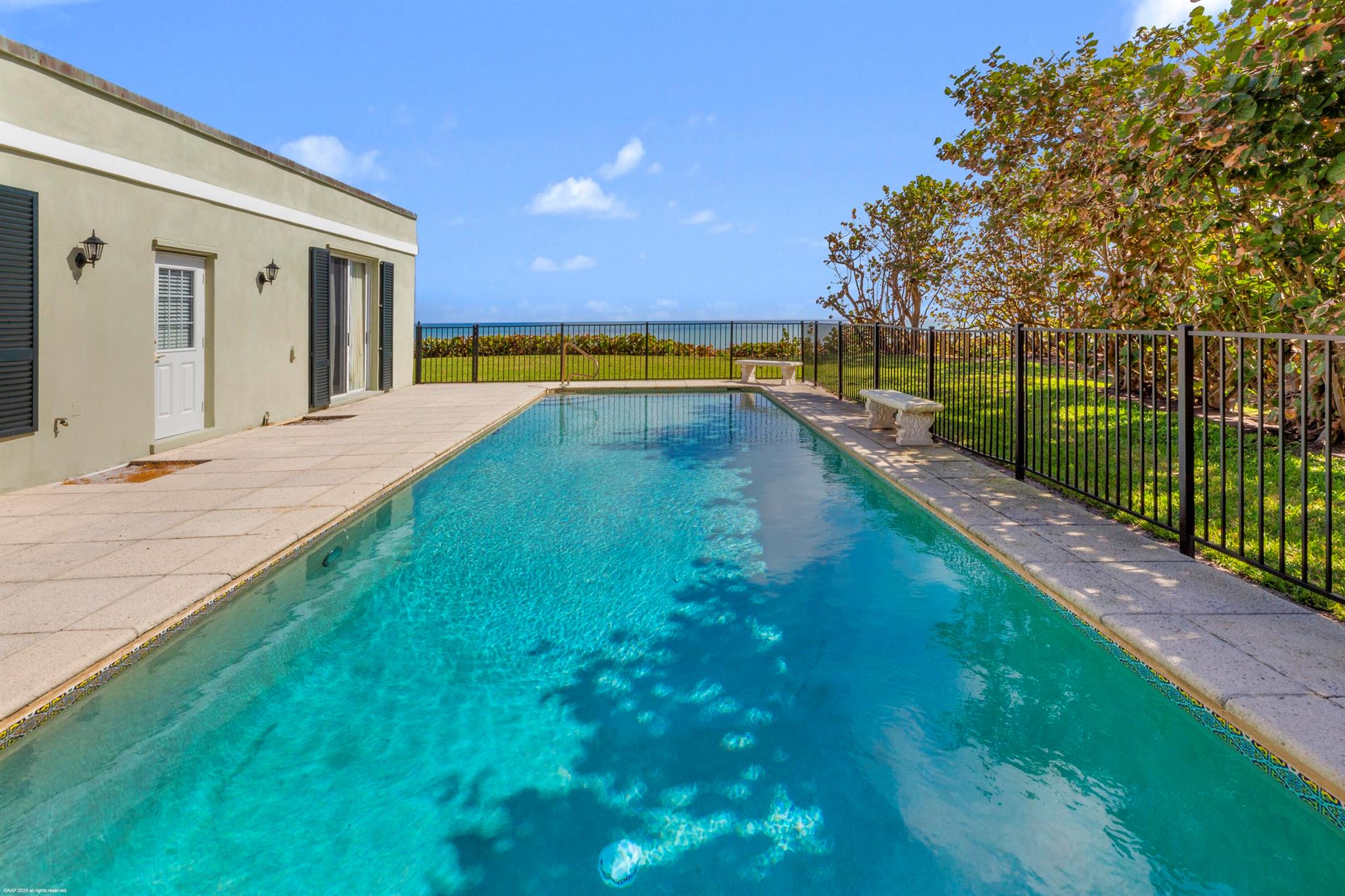 15 S Beach Rd Jupiter Island, FL 33455