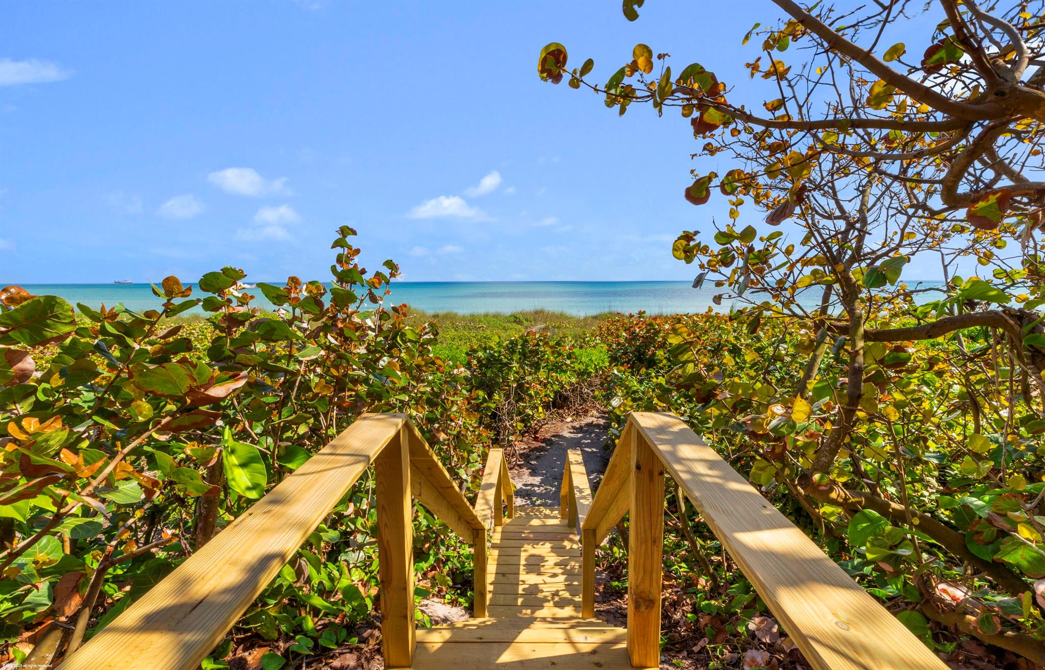 15 S Beach Rd Jupiter Island, FL 33455