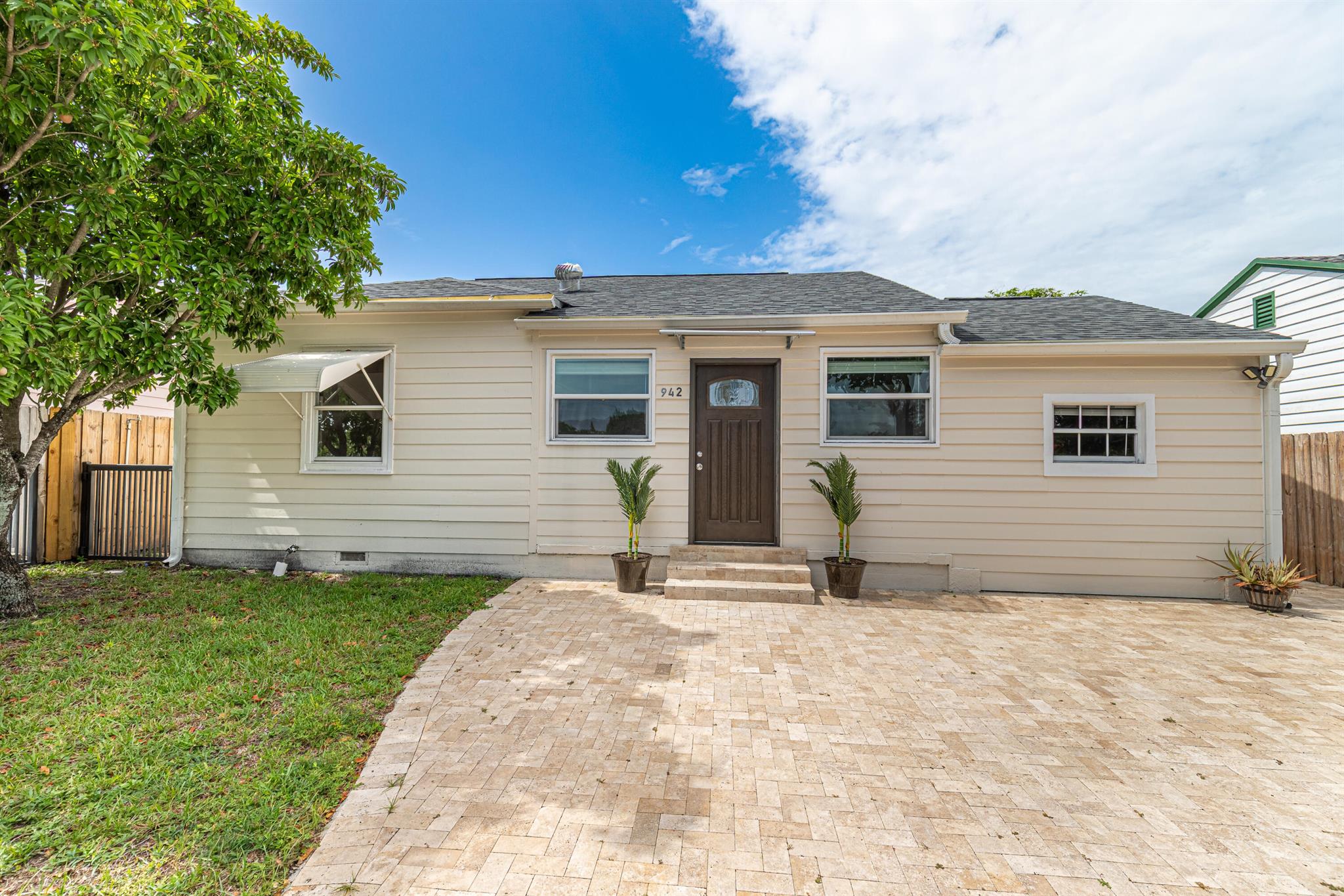 942 Sunset Rd