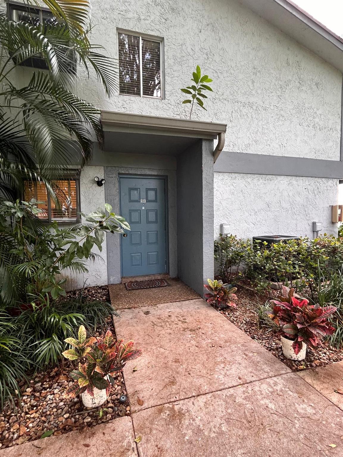 2733 S Oakland Frst Dr #104