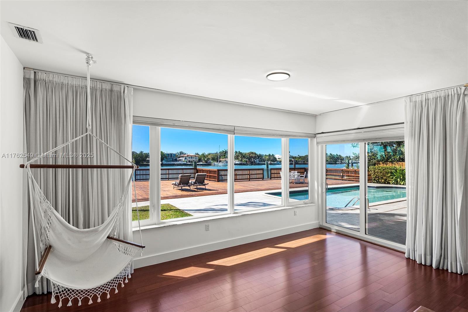 1690 Daytonia Rd Miami Beach, FL 33141