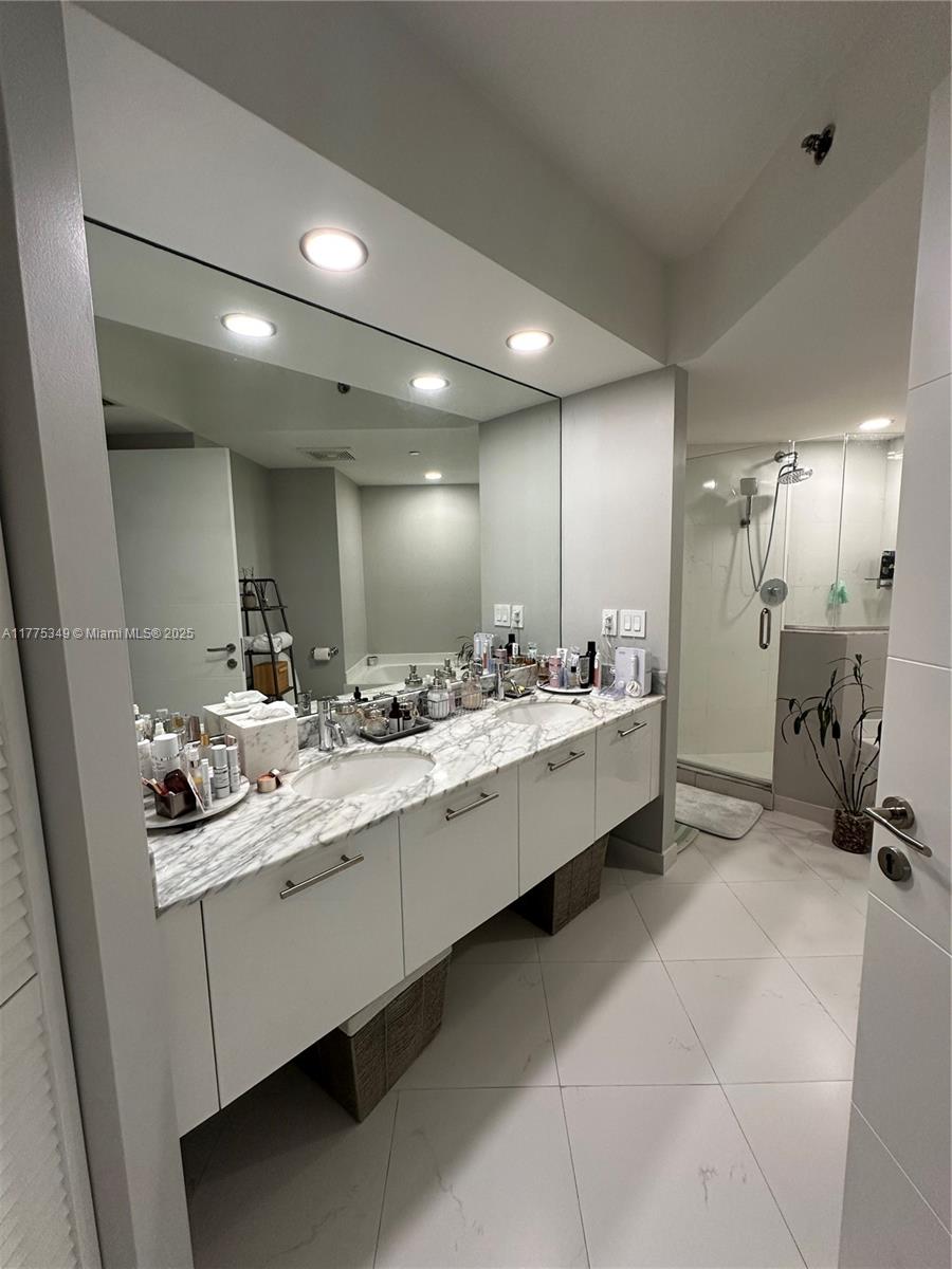image 500 Brickell West54