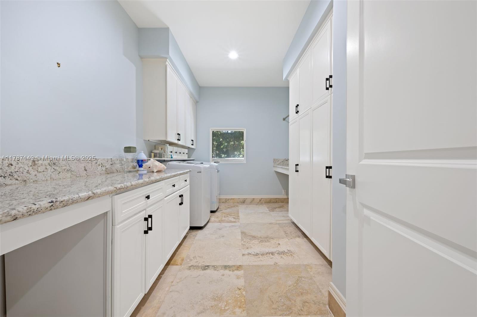 2561 Lucille Dr Fort Lauderdale, FL 33316