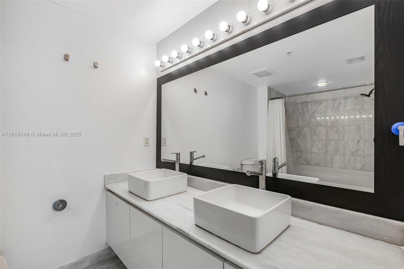 image Blue Condo6