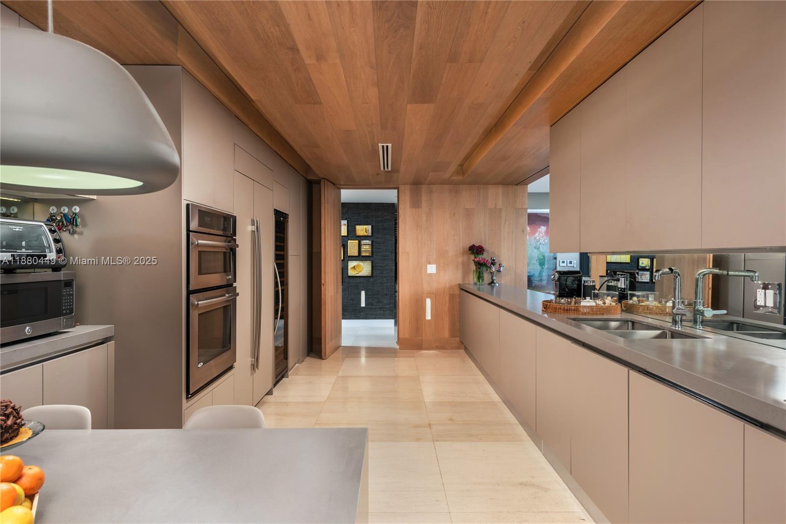 2514 Fisher Is Dr #6104 Miami Beach, FL 33109