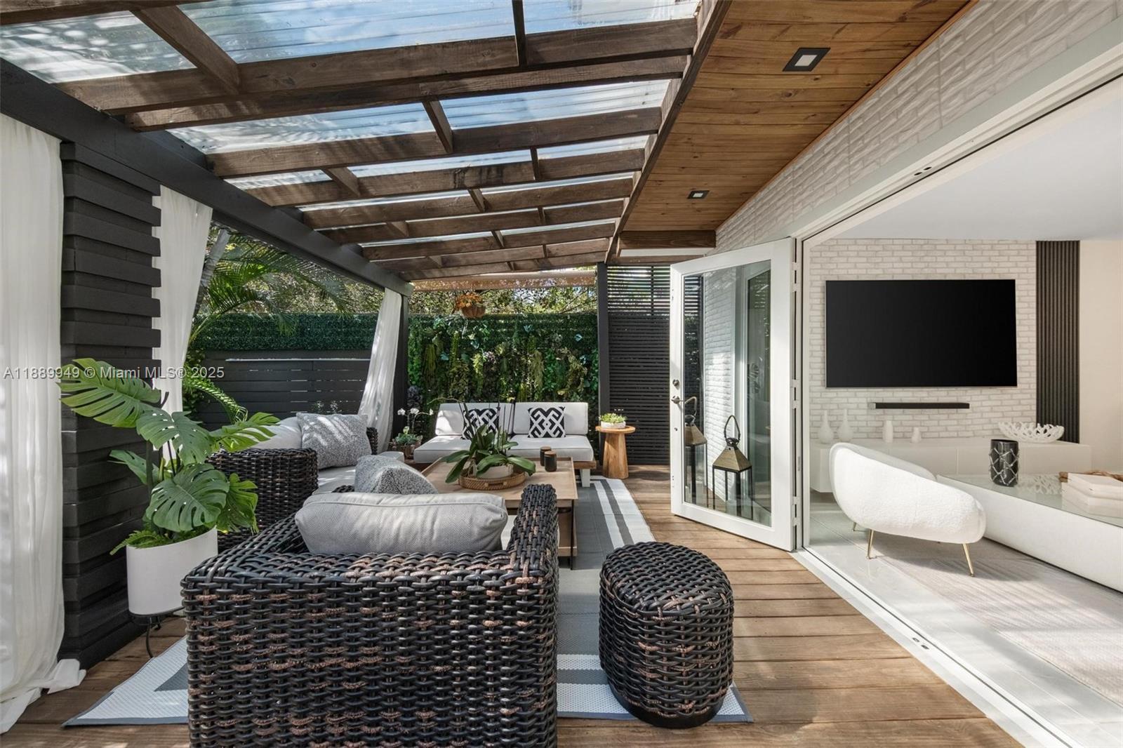 2752 SW 11th St Miami, FL 33135