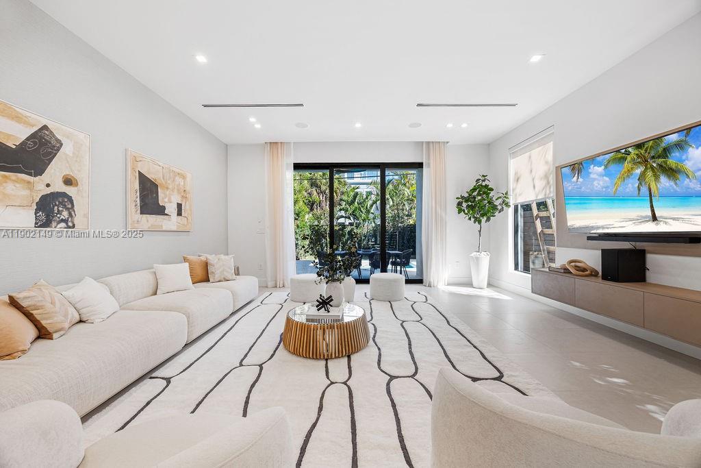 1220 NE 13th Ave Fort Lauderdale, FL 33304