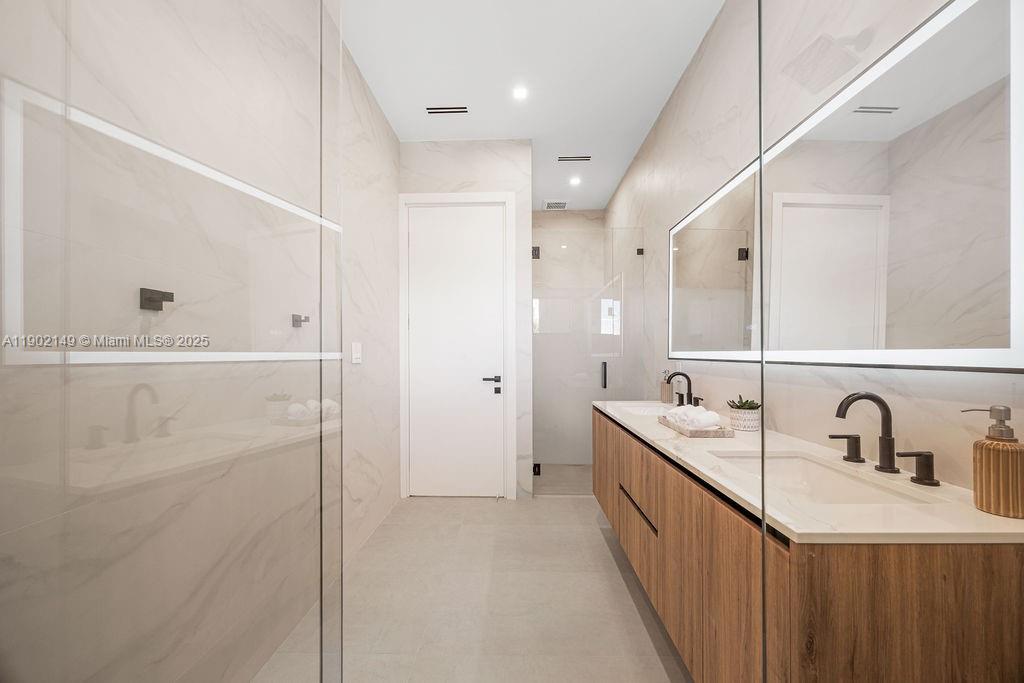 1220 NE 13th Ave Fort Lauderdale, FL 33304