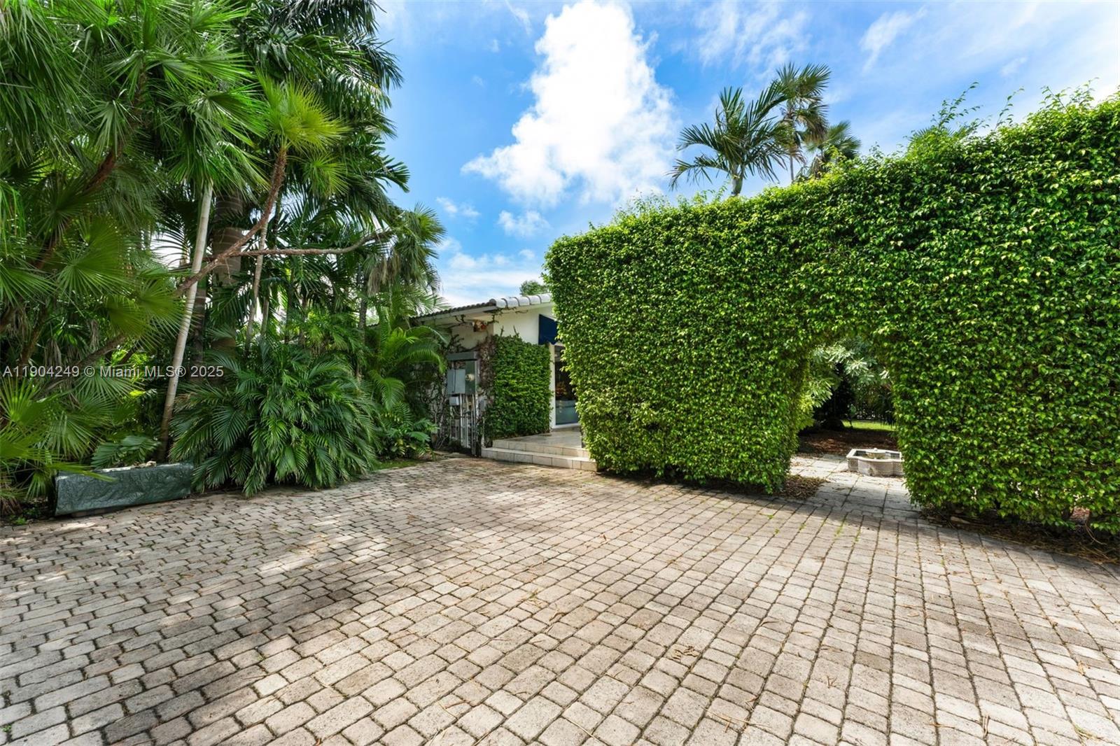 7975 Biscayne Pt Cir Miami Beach, FL 33141