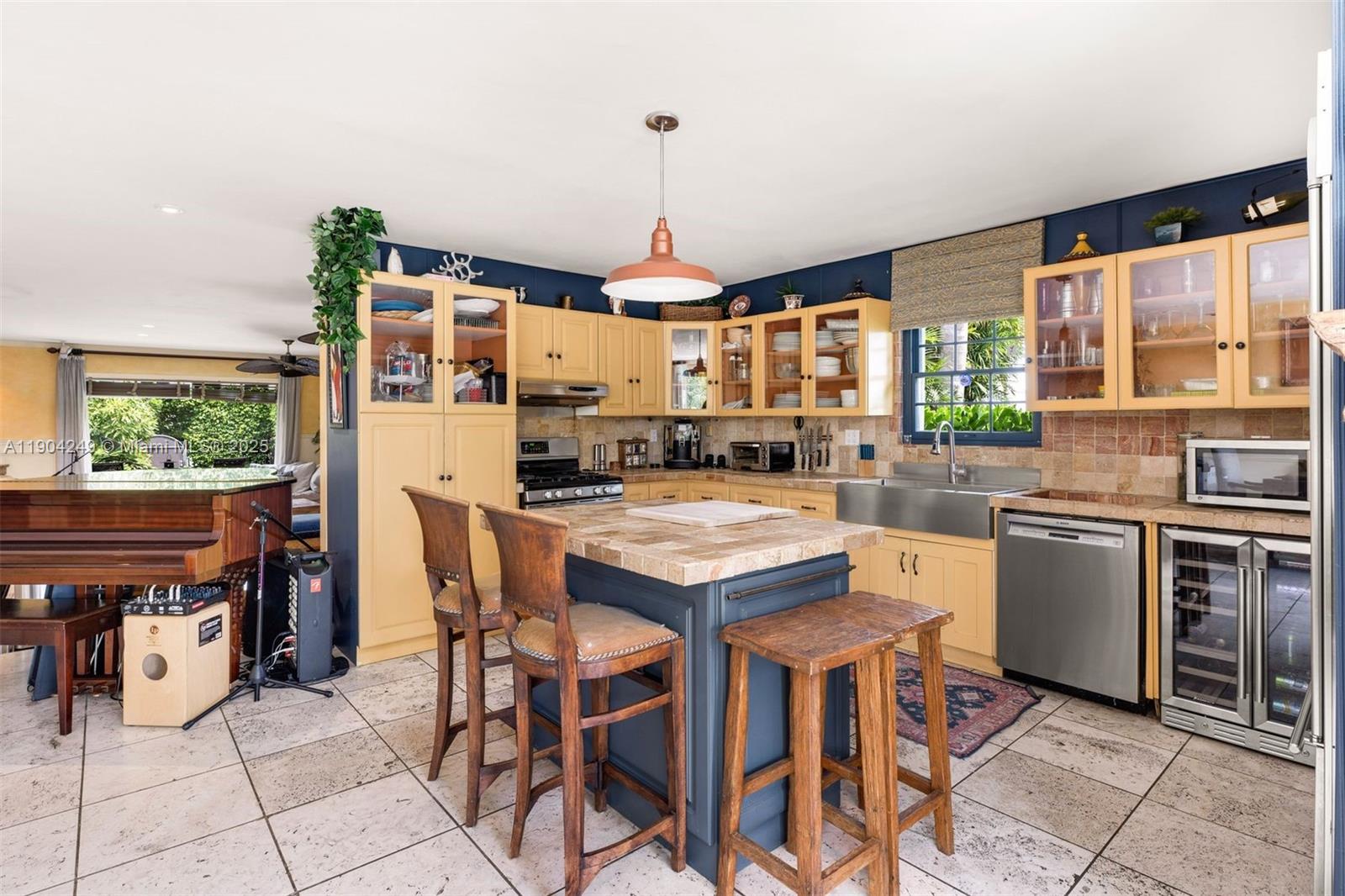 7975 Biscayne Pt Cir Miami Beach, FL 33141