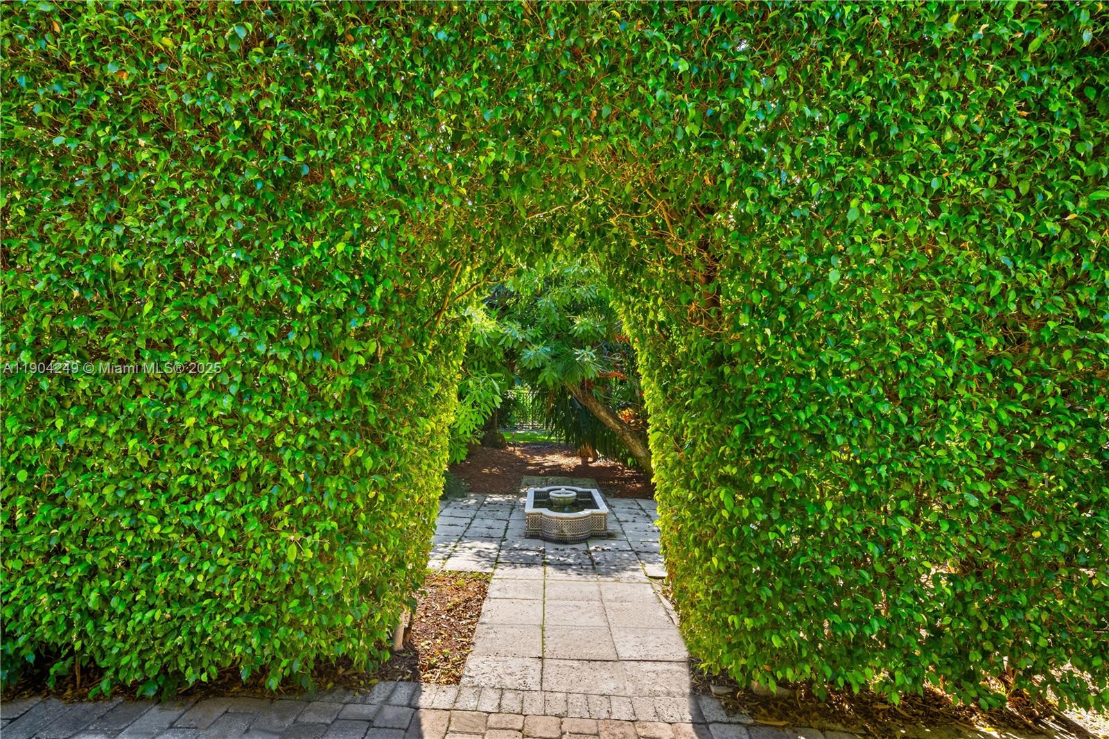 7975 Biscayne Pt Cir Miami Beach, FL 33141