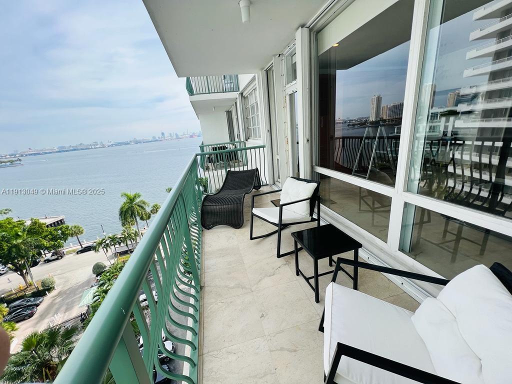 1408 Brickell Bay Dr #913