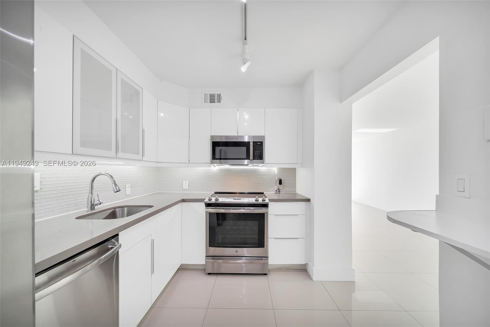 100 Bayview Dr #408 Sunny Isles Beach, FL 33160