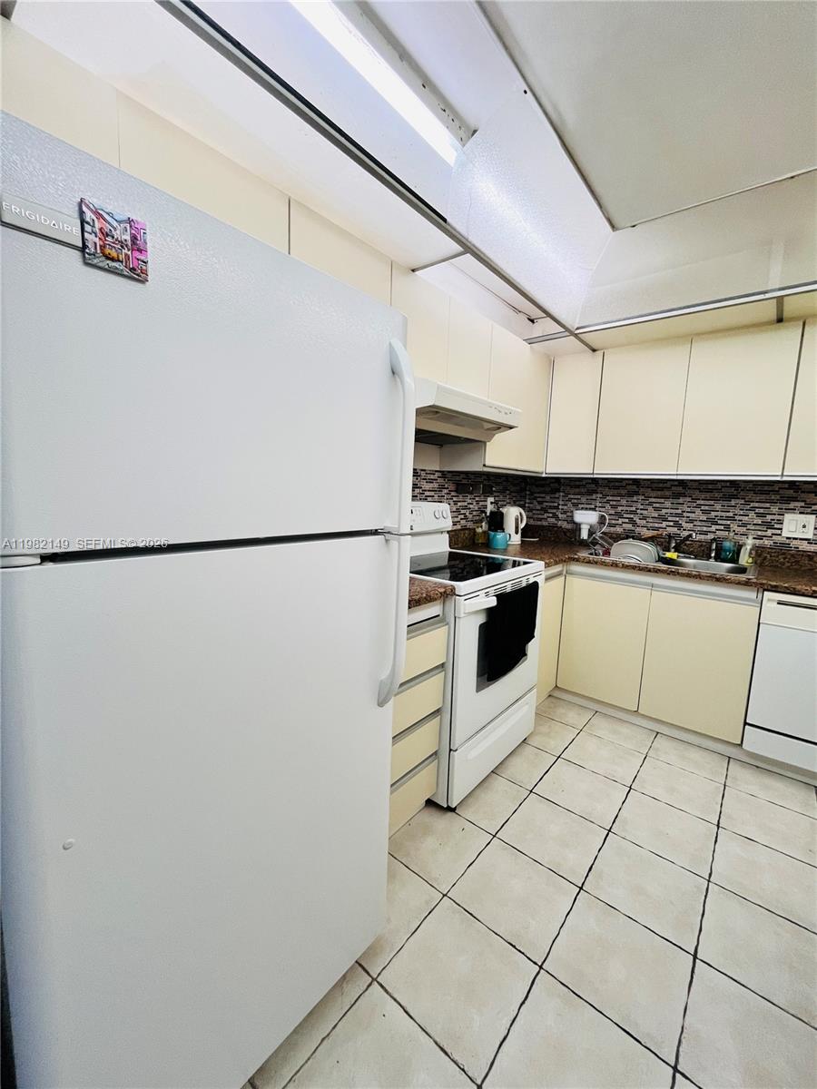 2500 Parkview Dr #1803 Hallandale Beach, FL 33009