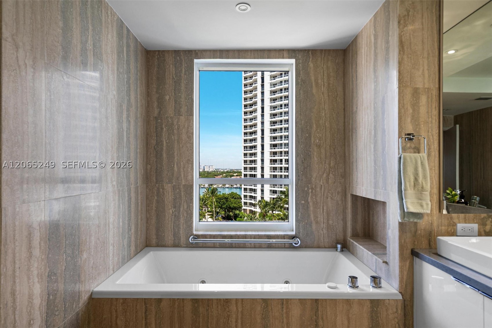 21050 Point Pl #1006 Aventura, FL 33180