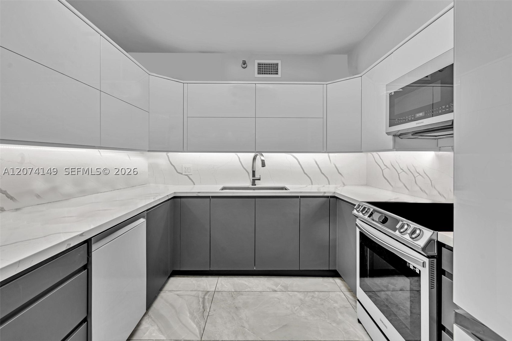 3530 Mystic Pointe Dr #411 Aventura, FL 33180