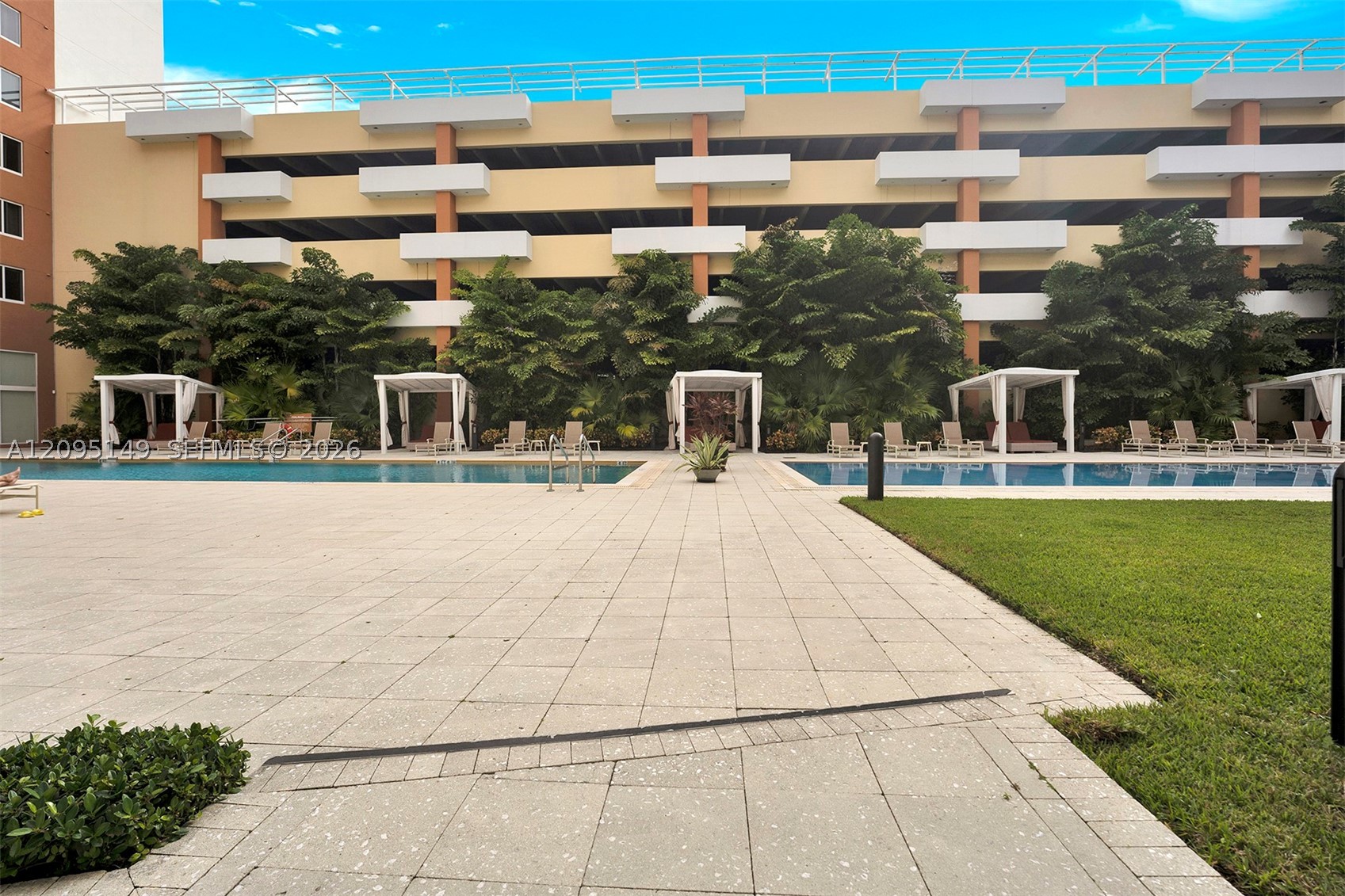 image The Venture at Aventura43