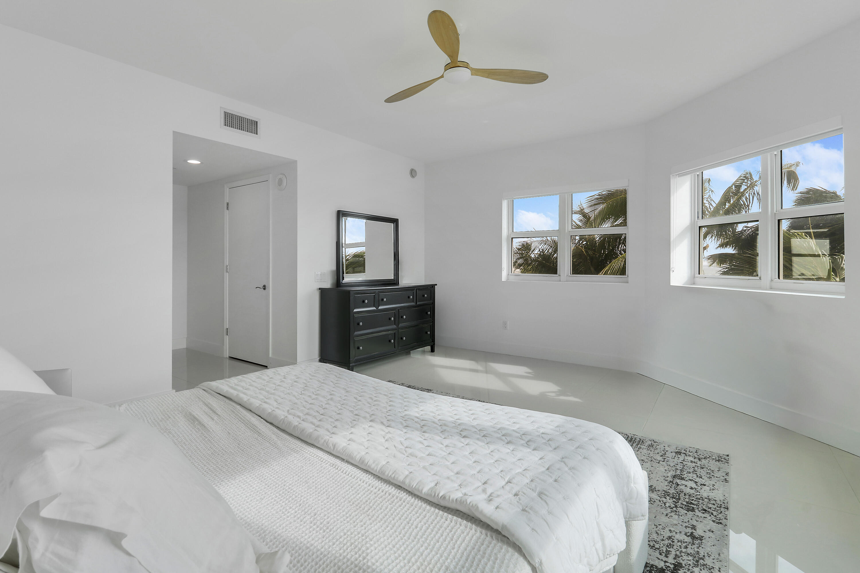 2640 Lake Shr #307 Riviera Beach, FL 33404