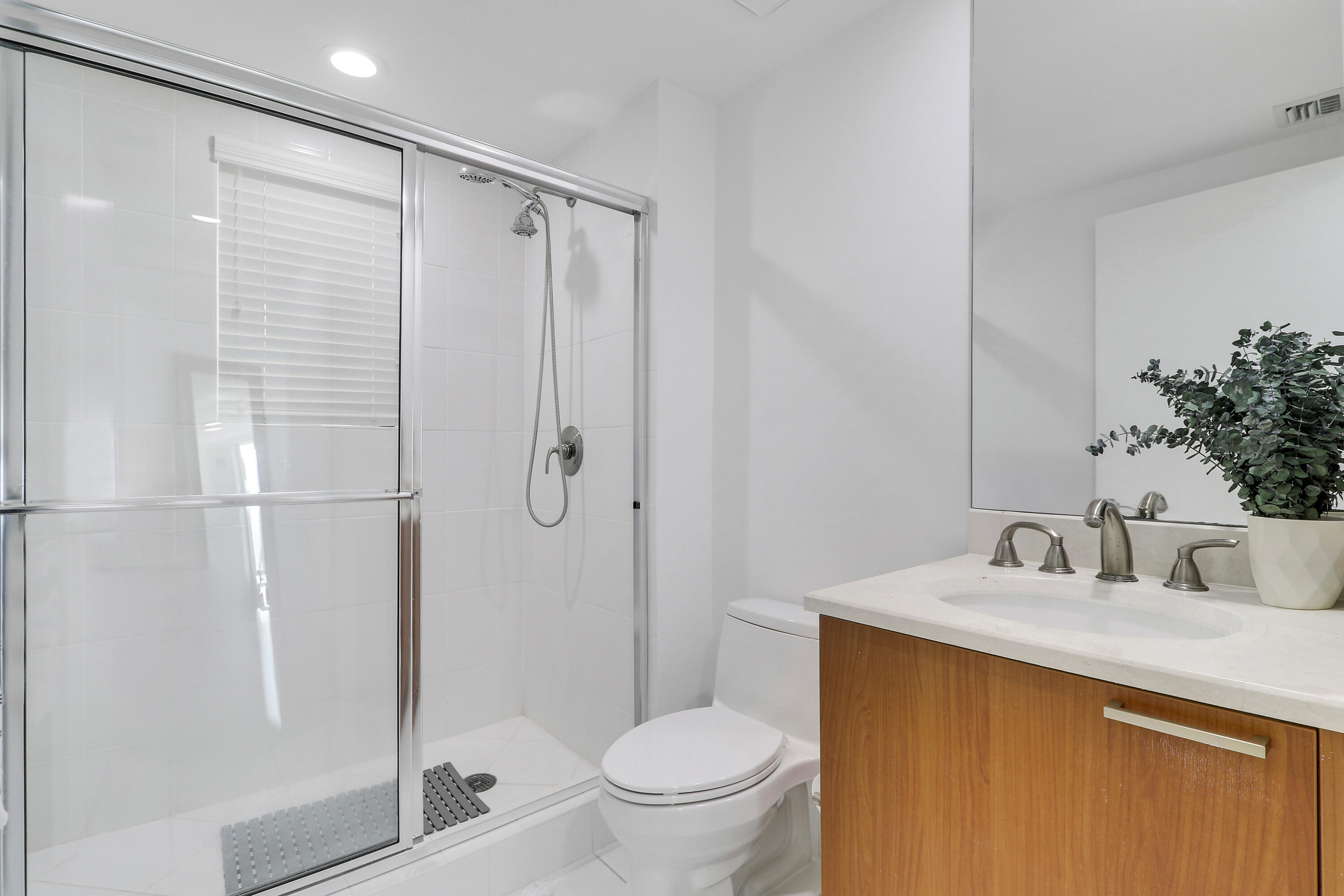 2640 Lake Shr #307 Riviera Beach, FL 33404