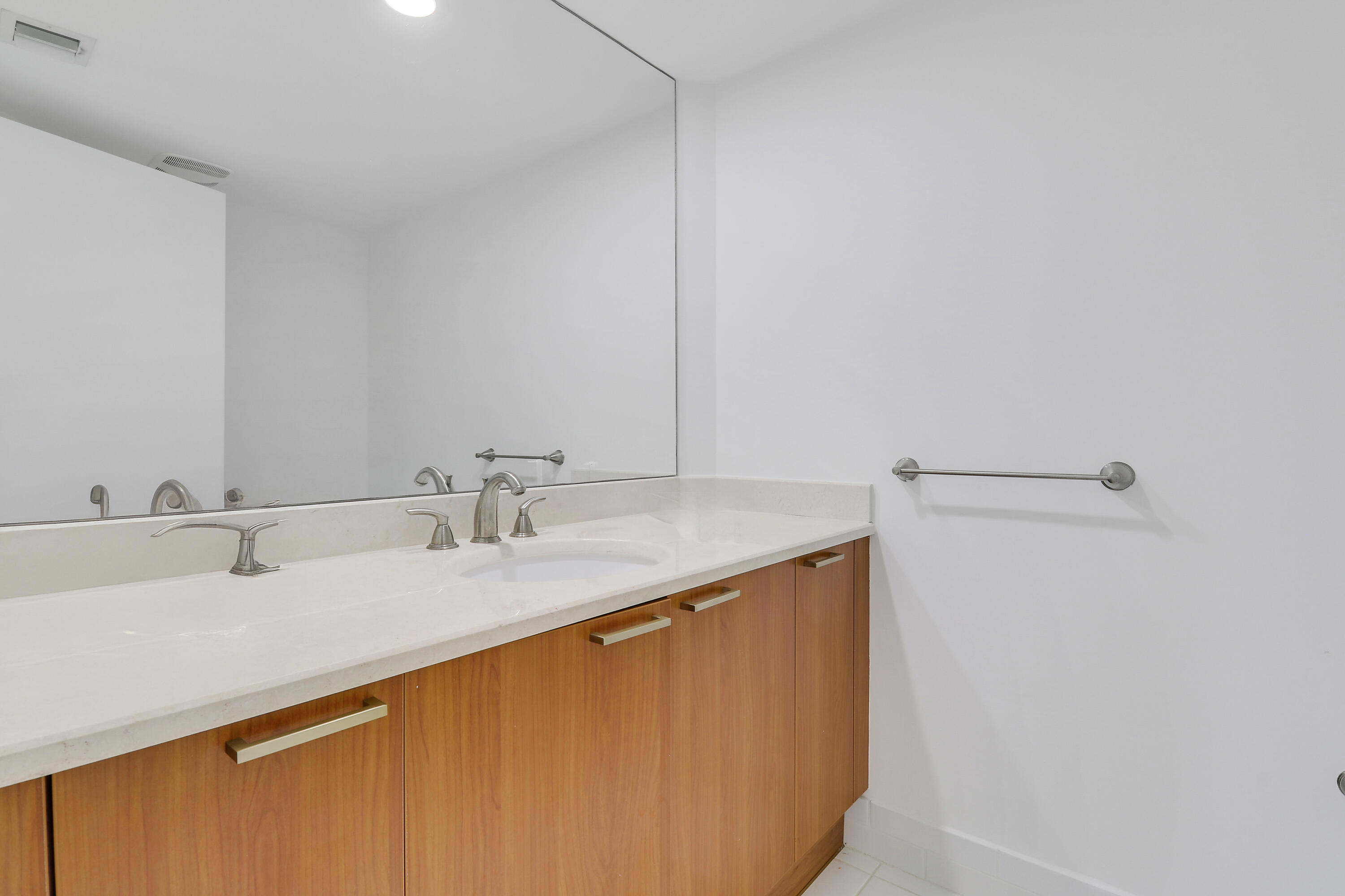2640 Lake Shr #307 Riviera Beach, FL 33404