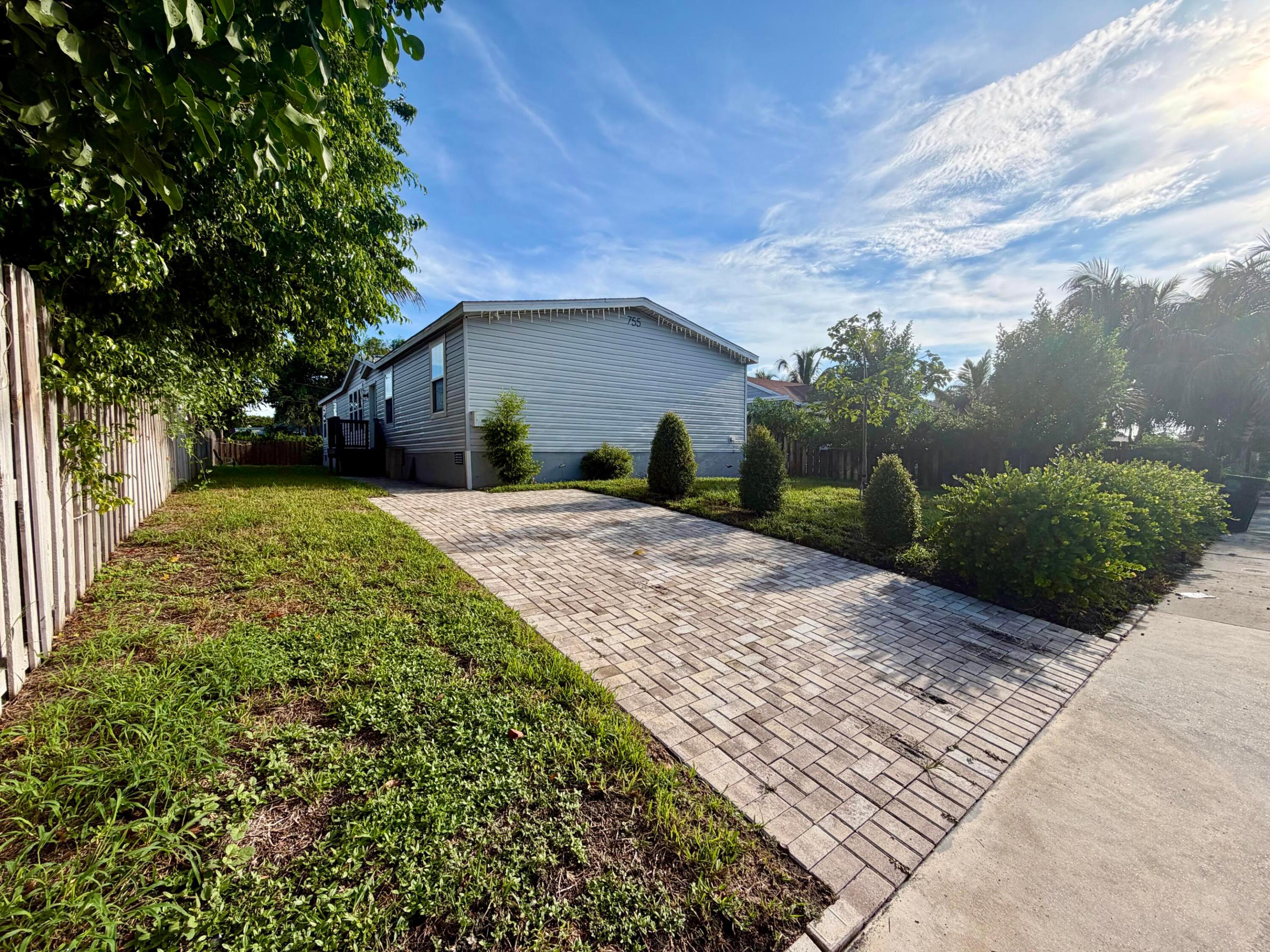 755 Ridgewood Dr