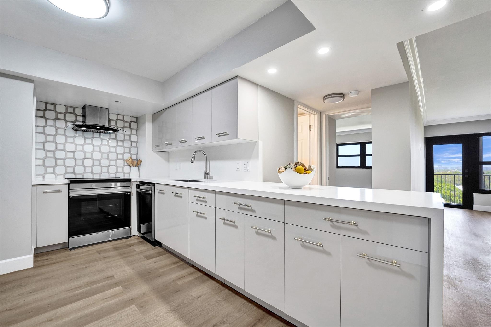 3200 Port Royale Dr N #905