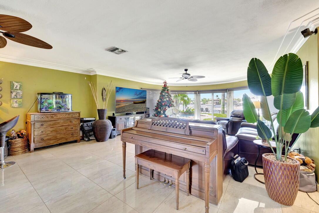 2360 SE 7th Dr Pompano Beach, FL 33062