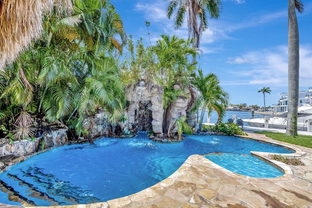 2360 SE 7th Dr Pompano Beach, FL 33062