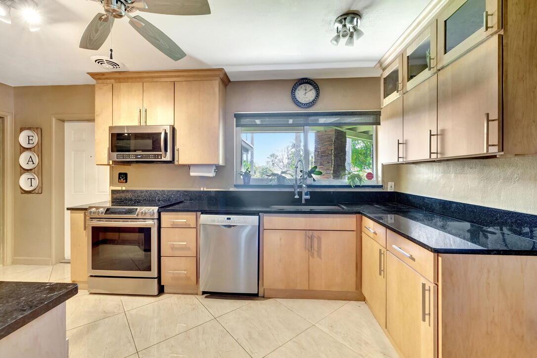 2360 SE 7th Dr Pompano Beach, FL 33062