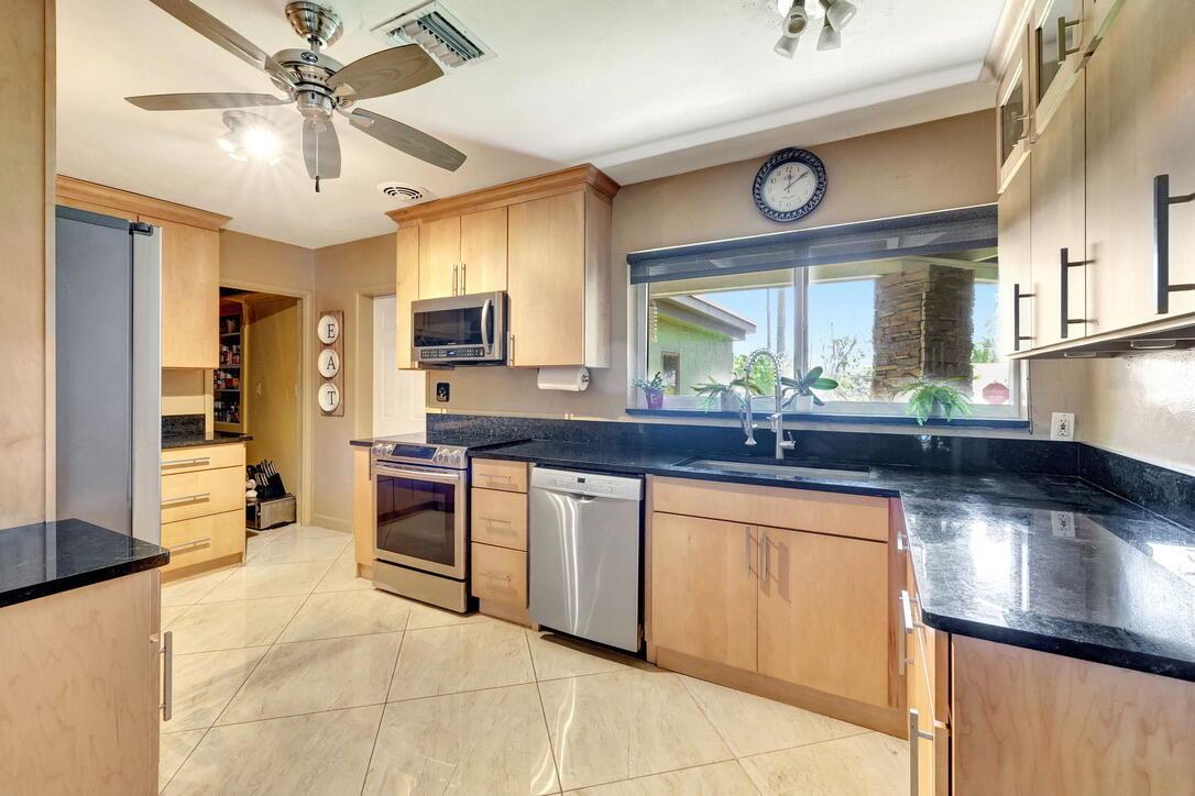 2360 SE 7th Dr Pompano Beach, FL 33062