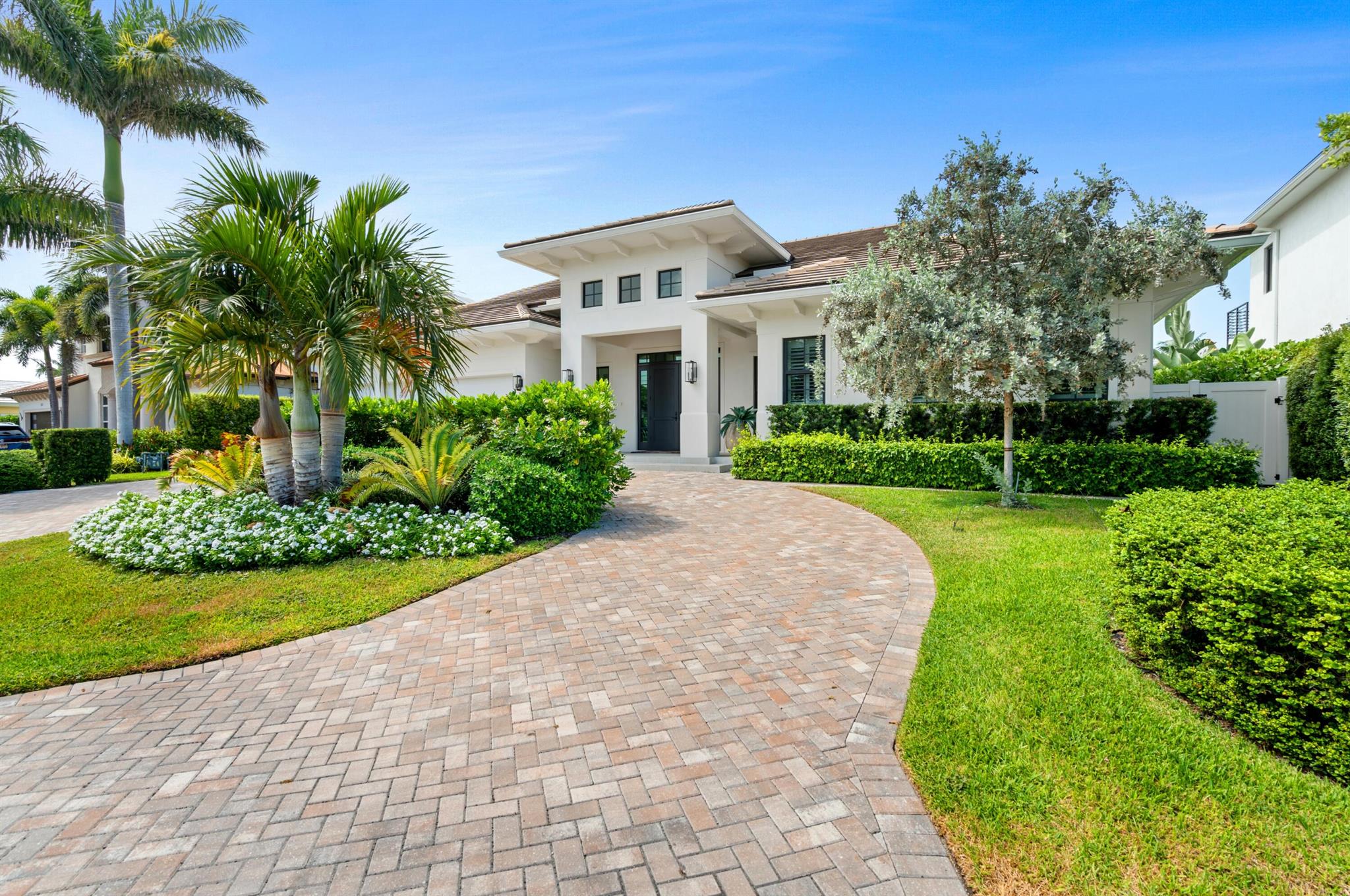 925 Allamanda Dr