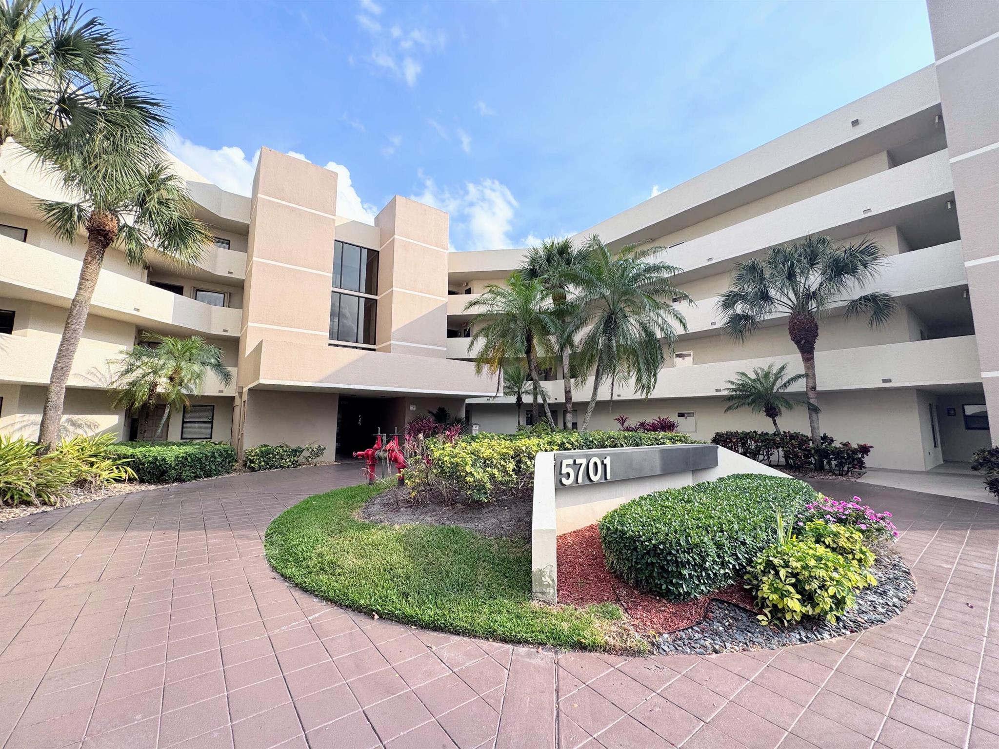 5701 Camino Del Sol #403