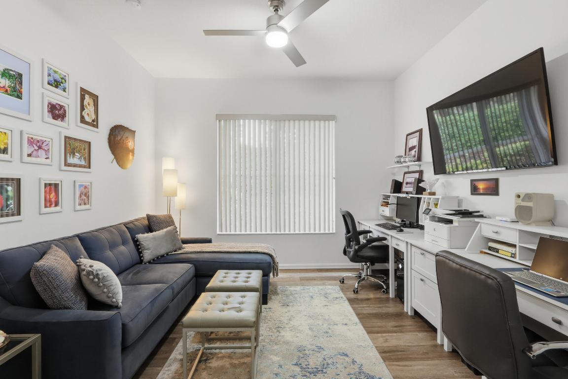 8752 Palm Riv Lake Worth, FL 33467