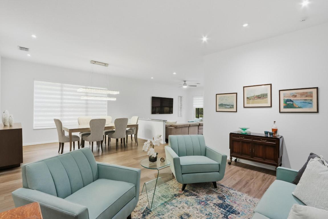 8752 Palm Riv Lake Worth, FL 33467