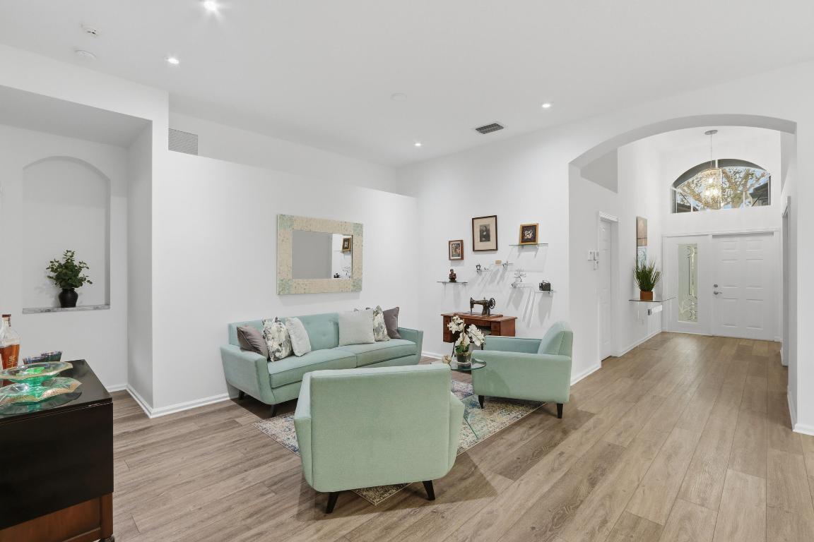 8752 Palm Riv Lake Worth, FL 33467