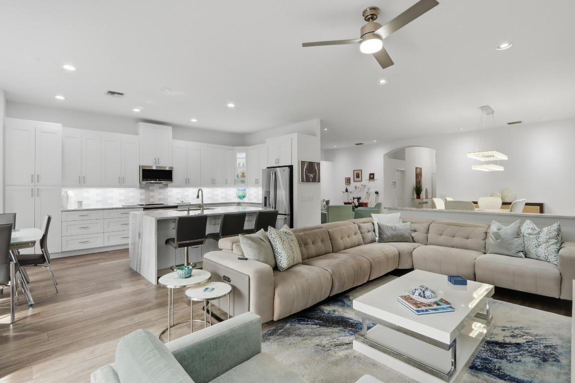 8752 Palm Riv Lake Worth, FL 33467