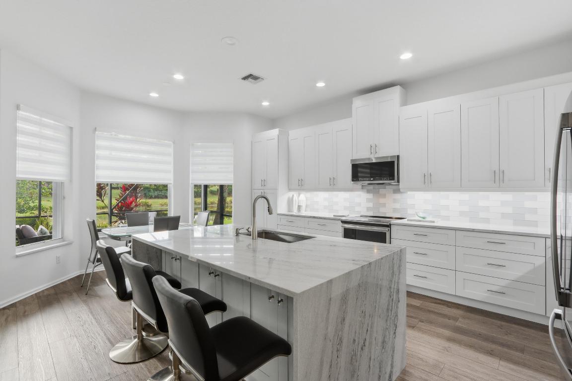 8752 Palm Riv Lake Worth, FL 33467