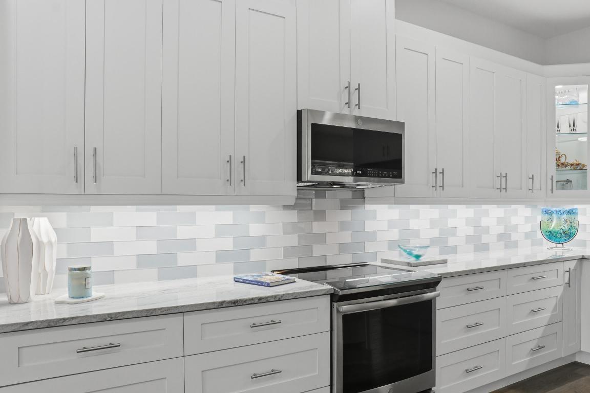 8752 Palm Riv Lake Worth, FL 33467