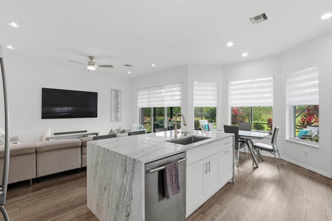 8752 Palm Riv Lake Worth, FL 33467