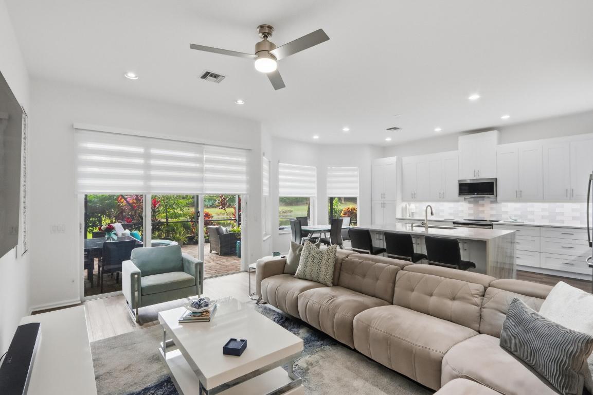 8752 Palm Riv Lake Worth, FL 33467