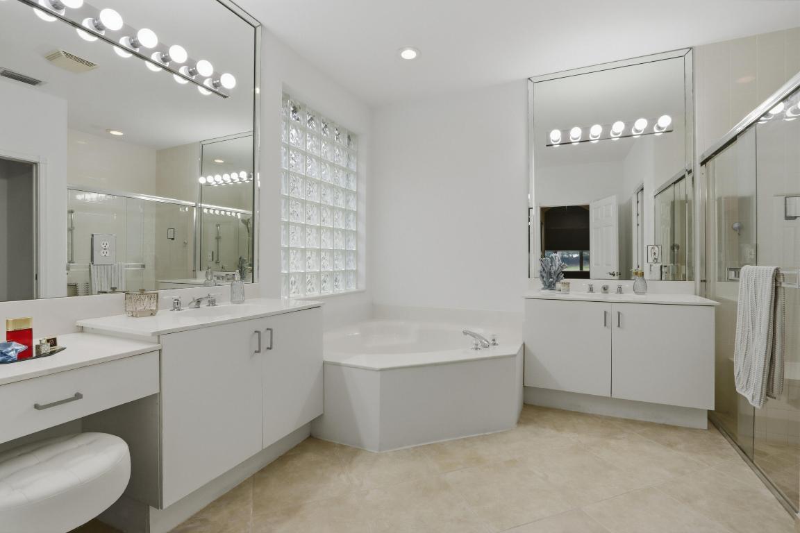 8752 Palm Riv Lake Worth, FL 33467