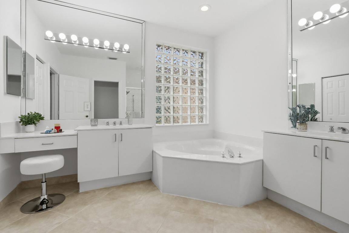 8752 Palm Riv Lake Worth, FL 33467