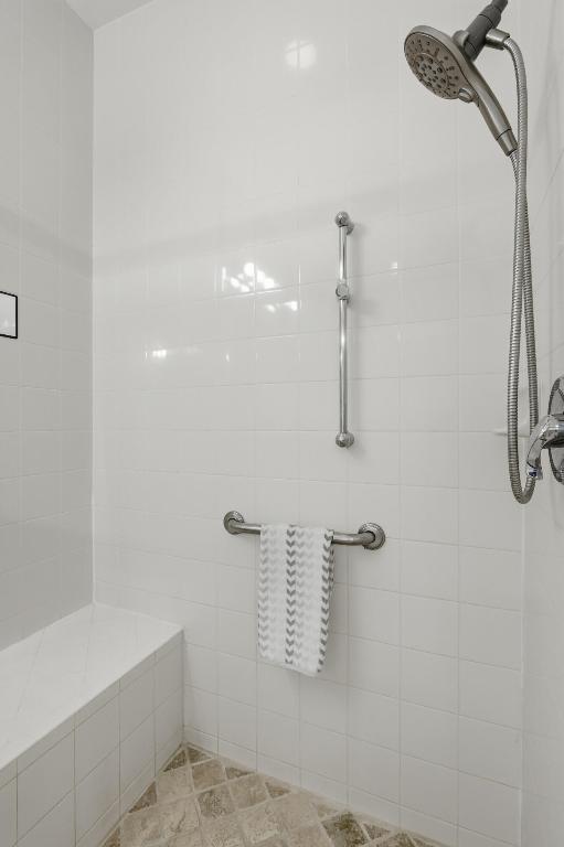 8752 Palm Riv Lake Worth, FL 33467